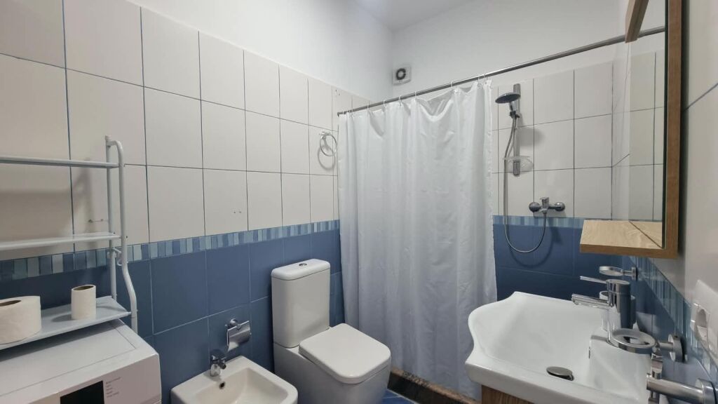 Jepet me qera apartament 1+1, Astir