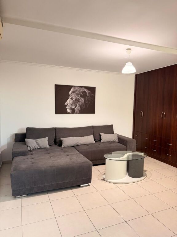 Jepet me qera Apartament i mobiluar 1+1 , Rruga Fortuzi , buze rruges kryesore 500 mije leke 