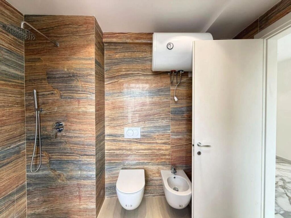 ME QERA AMB. BIZNESI💻: 2 AMB. PUNE 📍Rr. e Kavajes - Qender | 850€/Muaj - P. I Ri V.2025 - Kati.7 - SP.75m² | Buze Rr. Kryesore - 5 Min. Larg Qendres