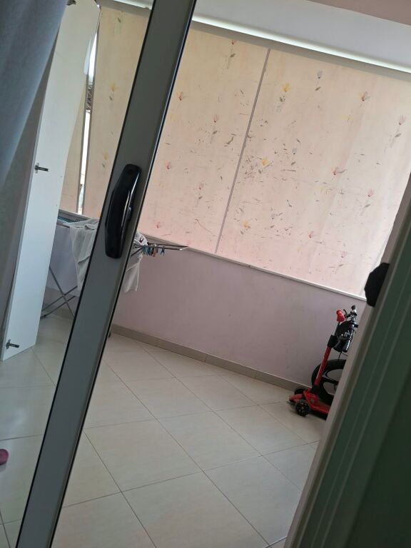 Shitet apartament 2+1 (111.9 m2). Astir-pranë Vila-L, mbrapa Nela 5. Me Hipotekë. Totalisht i mobiluar.