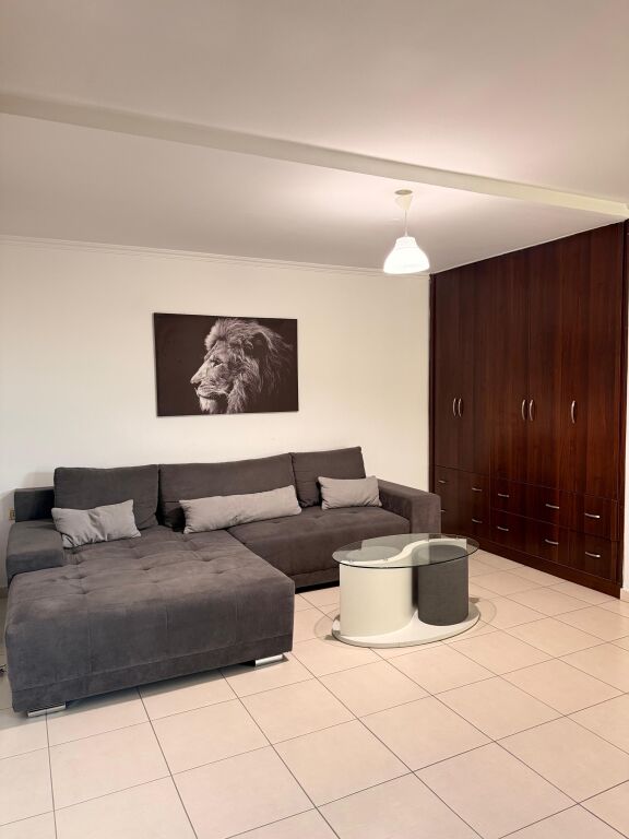 🏢Rruga Fortuzi,prane Hotel Comfort ,jepet me qera apartament 1+1 i mobiluar 50,000Leke