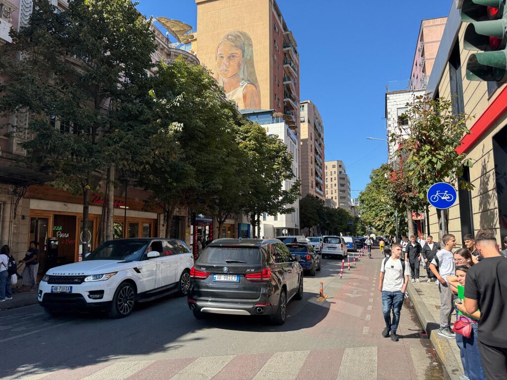 Toke Truall per Shitje Qender tek Rr. Barrikadave buze rruges Tiran ID 5599
