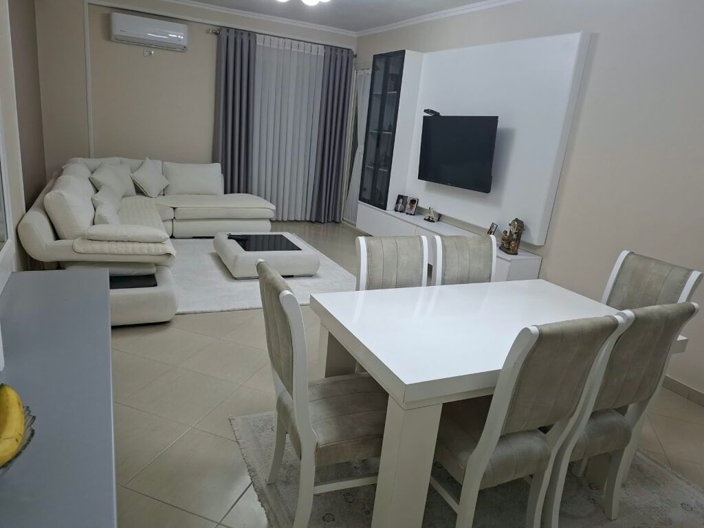 Shitet apartament 2+1 (111.9 m2). Astir-pranë Vila-L, mbrapa Nela 5. Me Hipotekë. Totalisht i mobiluar.