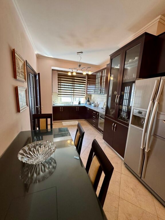 📣 AFFITTO Appartamento 2+1 Con Cucina Separata E 2 Posti Auto 📍 Kodra e Diellit, Vicino al Giardino Botanico ✨