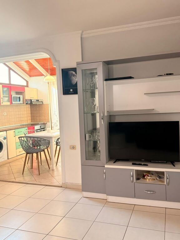Jepet me qera Apartament i mobiluar 1+1 , Rruga Fortuzi , buze rruges kryesore 500 mije leke 