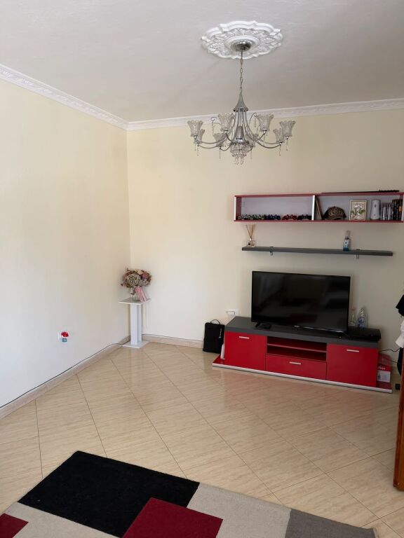 🏠Ne zonen e Saukut jepet me qera kati i I-re i nje vile 2+1,i mobiluar.60,000Leke