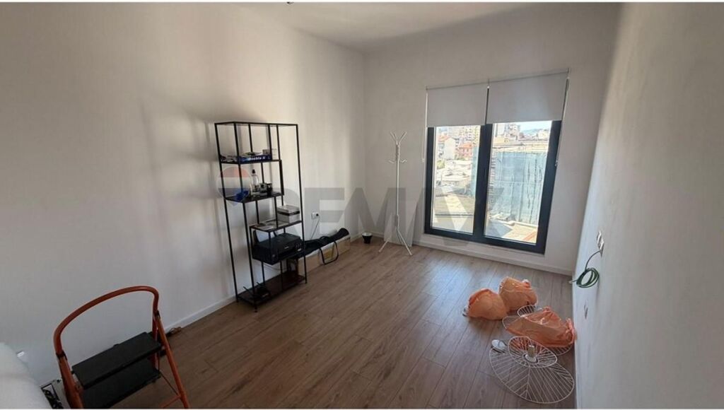Office - For Rent - Barricades Street, Tirana