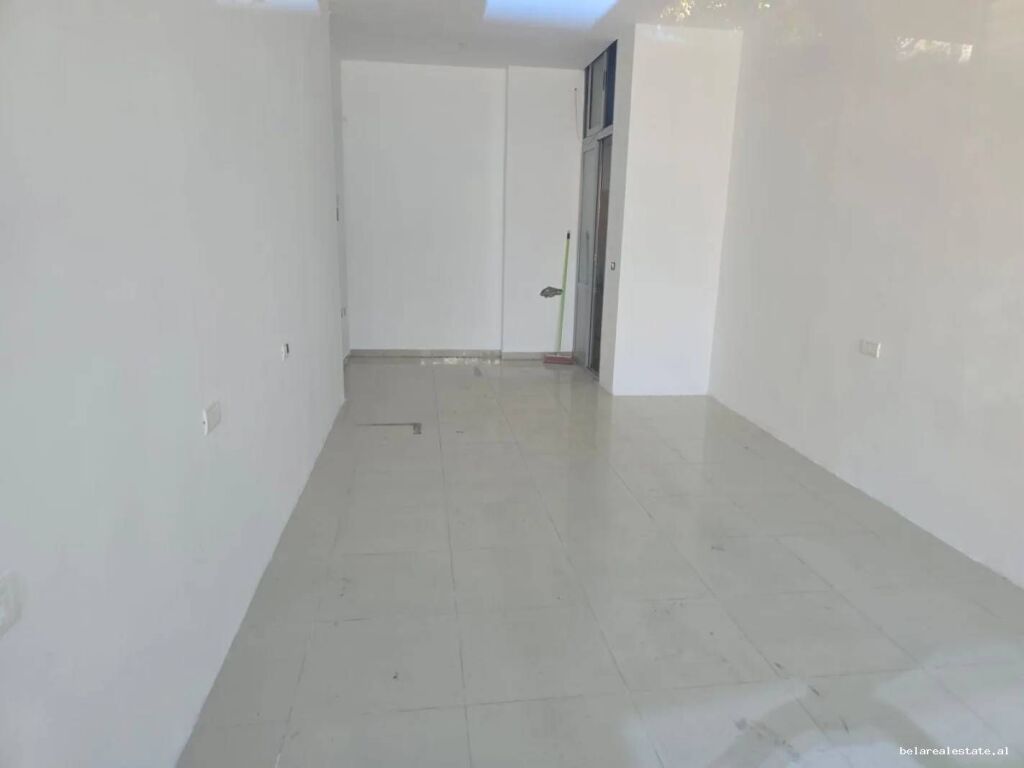Dyqan Me Qera Tek Komuna e Parisit (ID BD21949) Tirane