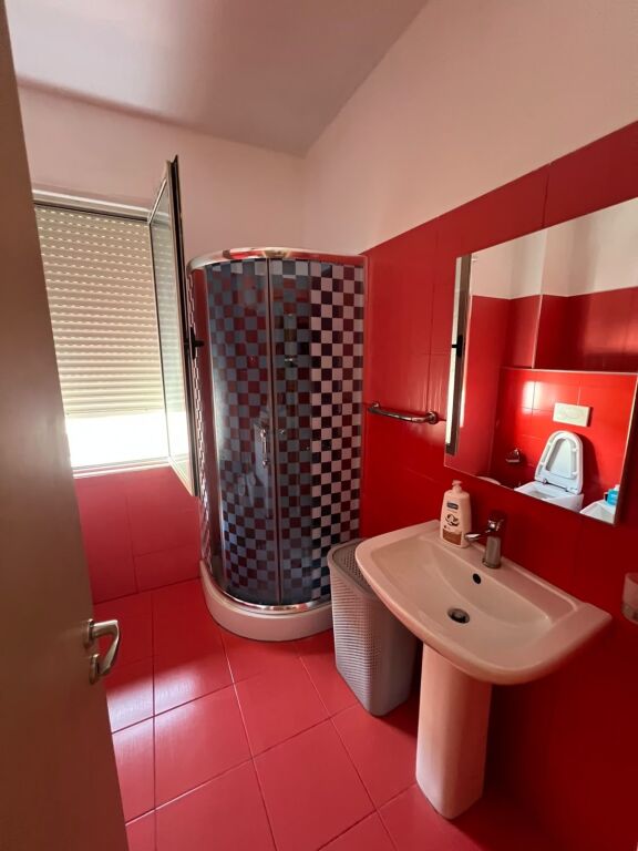 Appartamento in affitto 2+1+2+ Posto auto Lago Secco 65.000 lek