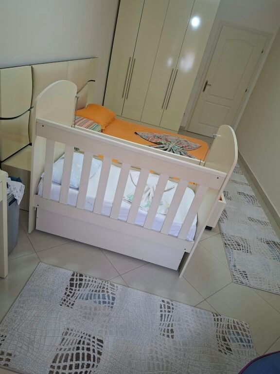 Shitet apartament 2+1 (111.9 m2). Astir-pranë Vila-L, mbrapa Nela 5. Me Hipotekë. Totalisht i mobiluar.
