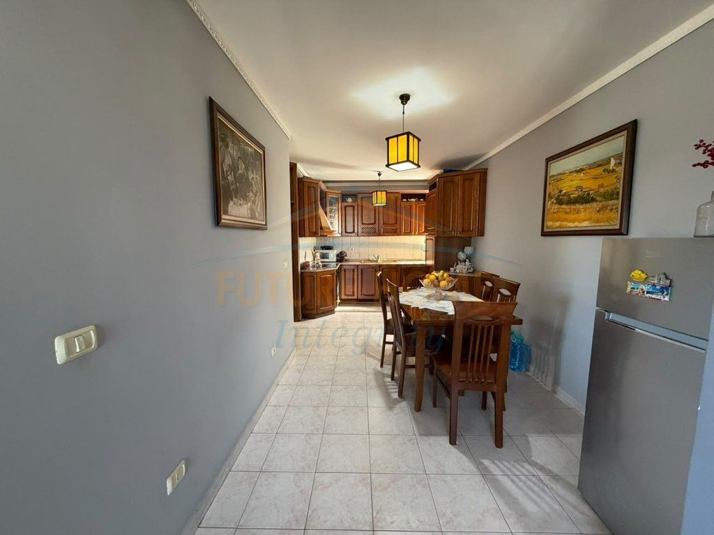 Shitet, Apartament 2+1, Rruga e Dibrës, Tiranë.