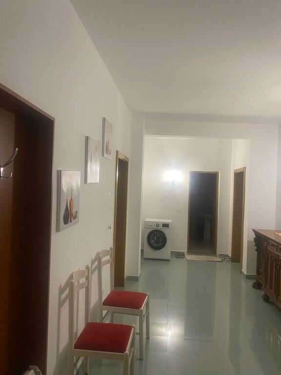 Jepet me Qira Apartament 2+1 për Studentë – Afër Albanian College!
