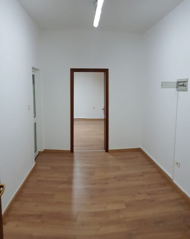 OFFICE FOR RENT 117 M2 BLLOK 100,000 LEKE
