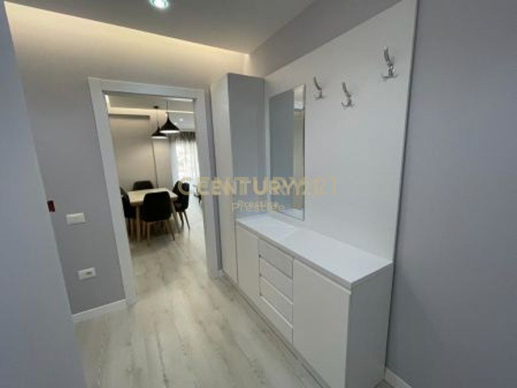 APARTAMENT 2+1+2 ME QIRA, PRANE AMBASADES AMERIKANE, TIRANE! 1,000 € /Muaj