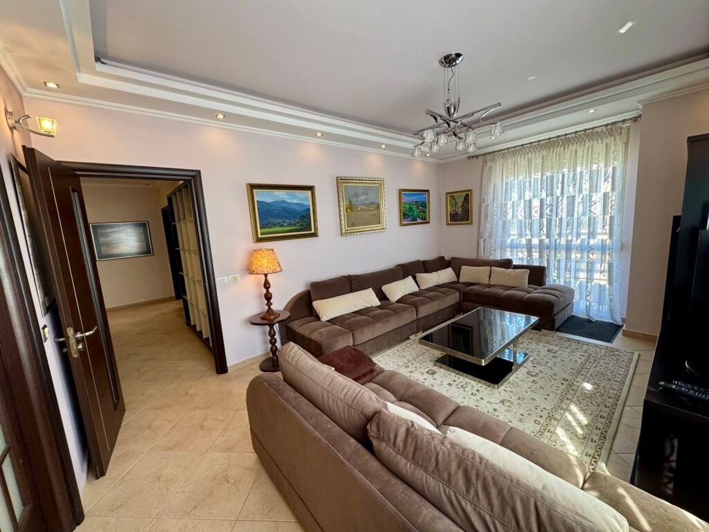 📣 AFFITTO Appartamento 2+1 Con Cucina Separata E 2 Posti Auto 📍 Kodra e Diellit, Vicino al Giardino Botanico ✨