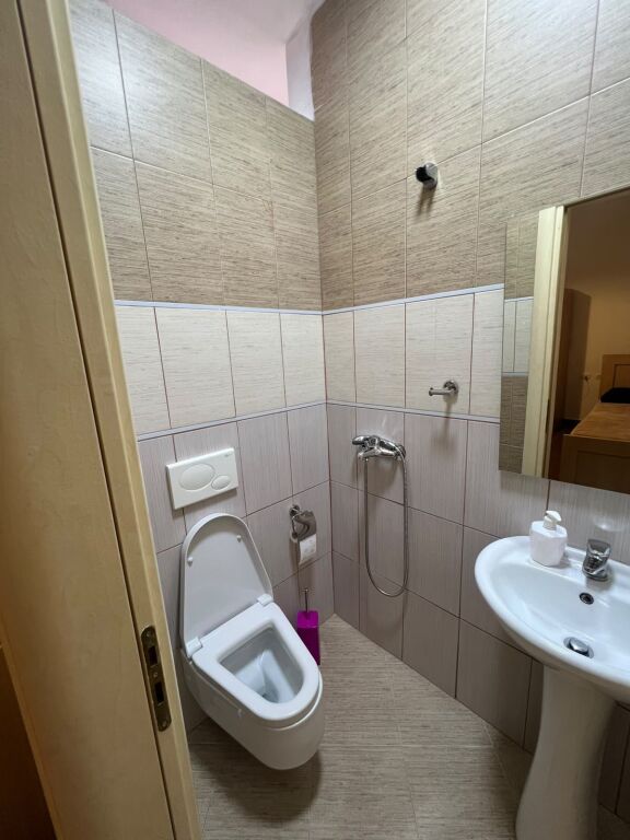 Appartamento in affitto 2+1+2+ Posto auto Lago Secco 65.000 lek