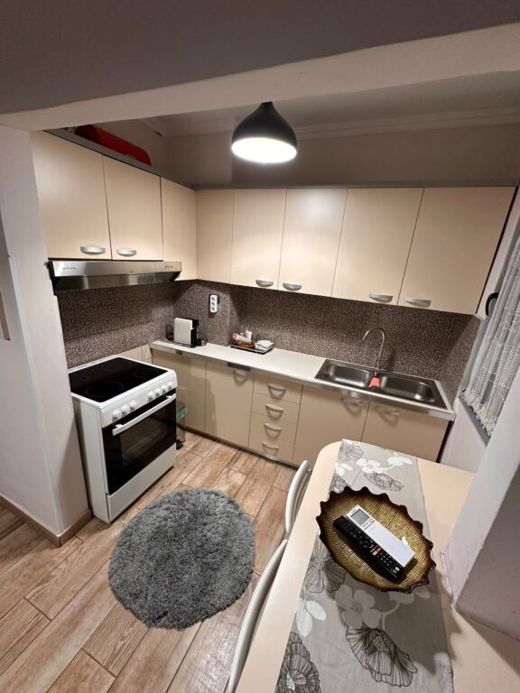Affittasi appartamento 1+1+Deposito (adattato come stanza) vicino a Xhamia Xhura, Porcelan, Kinostudio, Xhamlliku, Oxhaku.