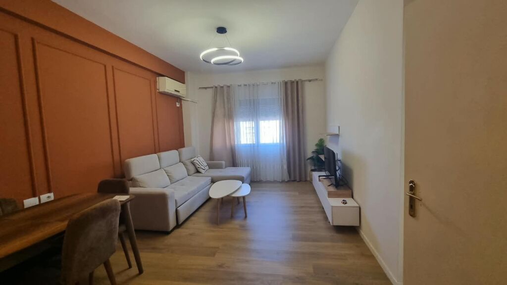 Jepet me qera apartament 1+1, Astir