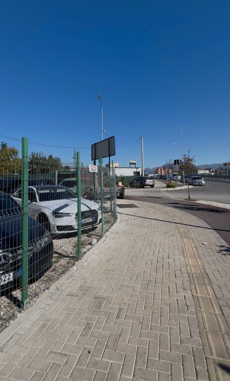 TERRENO 300 m² + OGGETTO IN AFFITTO – LAPRAKË