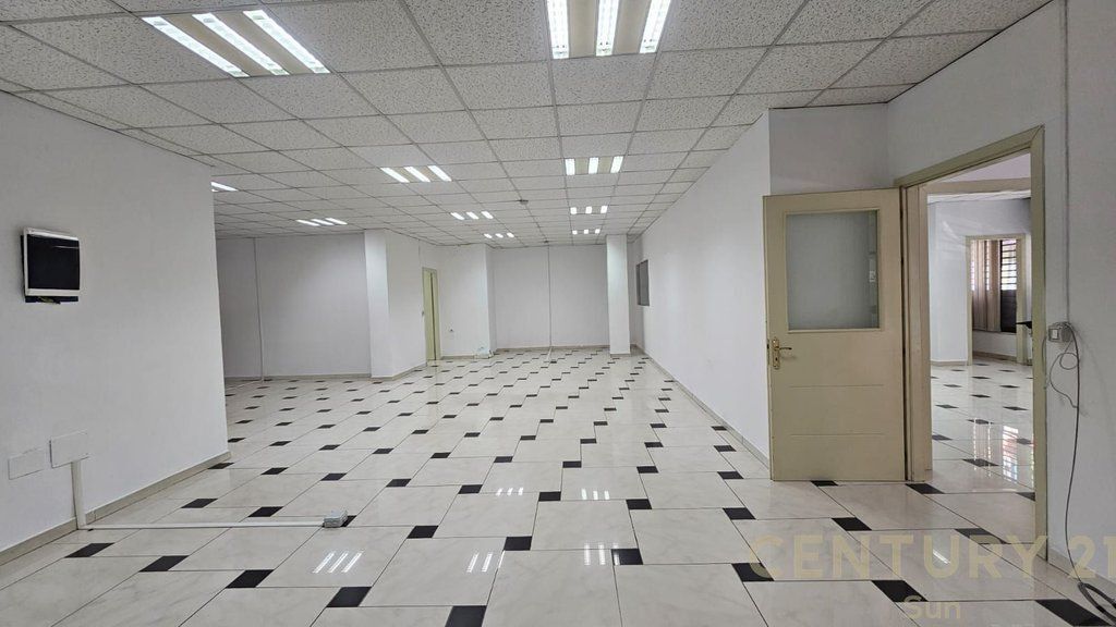 ZYRA 300 M2 ME QIRA NE RRUGEN E ELBASANIT