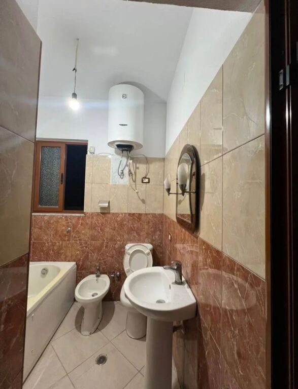 Jepet shtepi me qera 2+1+2 + Parkim - Misto Mame , Tirane