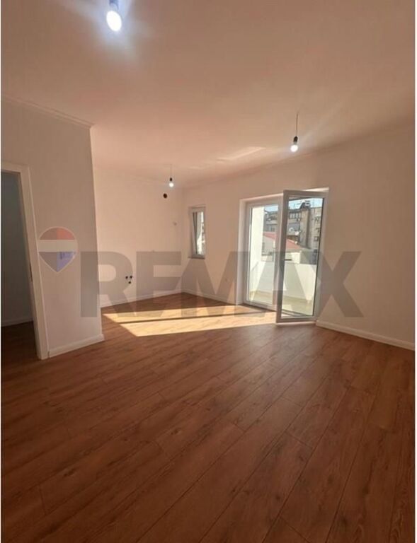 Shitet Apartament 1+1 te Shkolla e Kuqe
