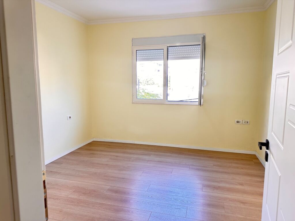 Shitet Apartament 1+1