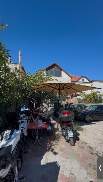 TERRENO 300 m² + OGGETTO IN AFFITTO – LAPRAKË