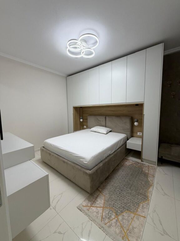 Jepet me qira apartament 2+1 tek Rezidenca Golden Park , Yzberisht , Misto Mame , Pallati me Shigjeta , Astir .