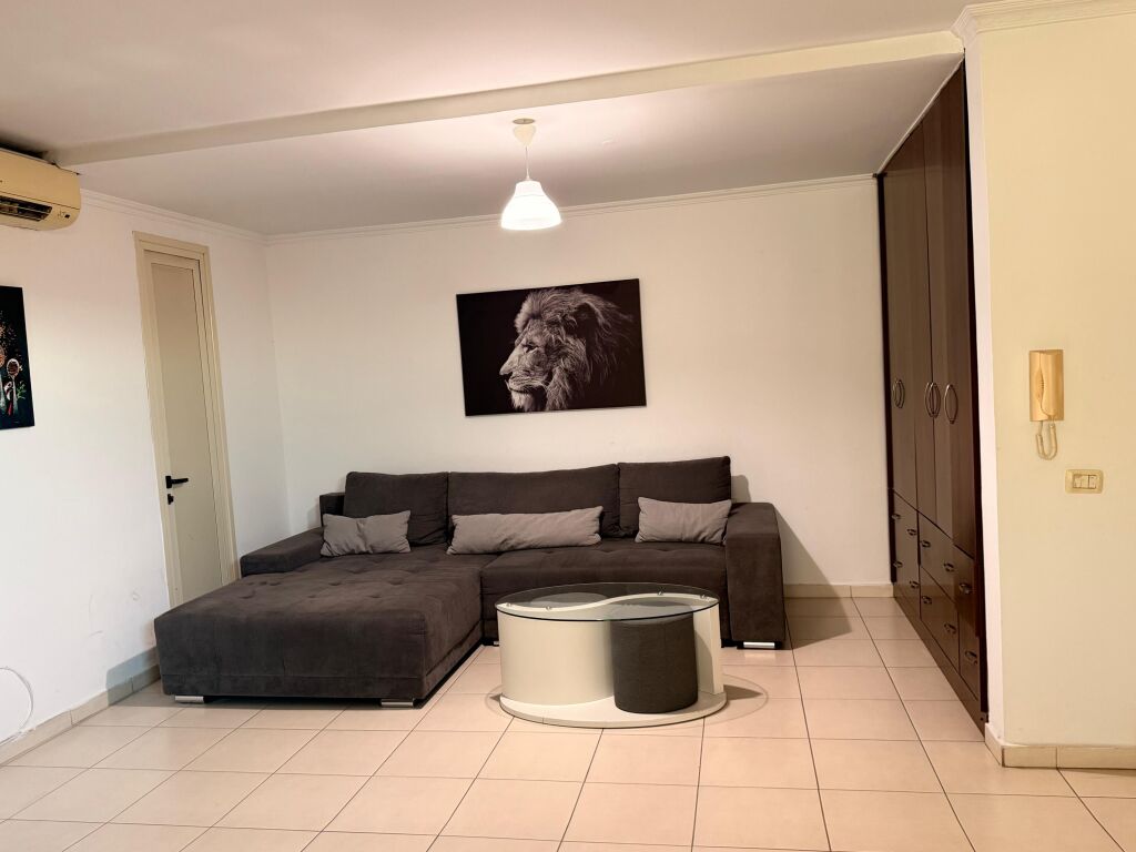🏢Rruga Fortuzi,prane Hotel Comfort ,jepet me qera apartament 1+1 i mobiluar 50,000Leke