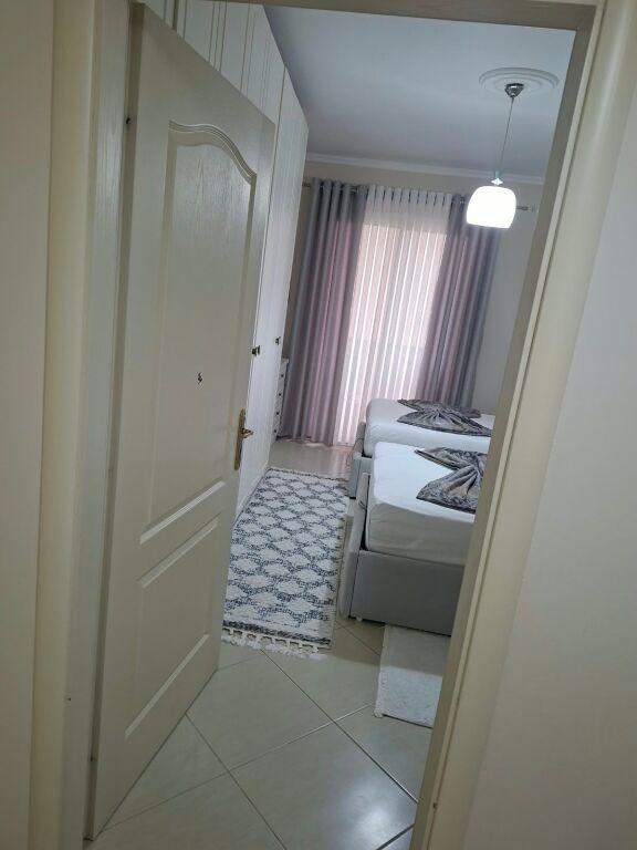 Shitet apartament 2+1 (111.9 m2). Astir-pranë Vila-L, mbrapa Nela 5. Me Hipotekë. Totalisht i mobiluar.
