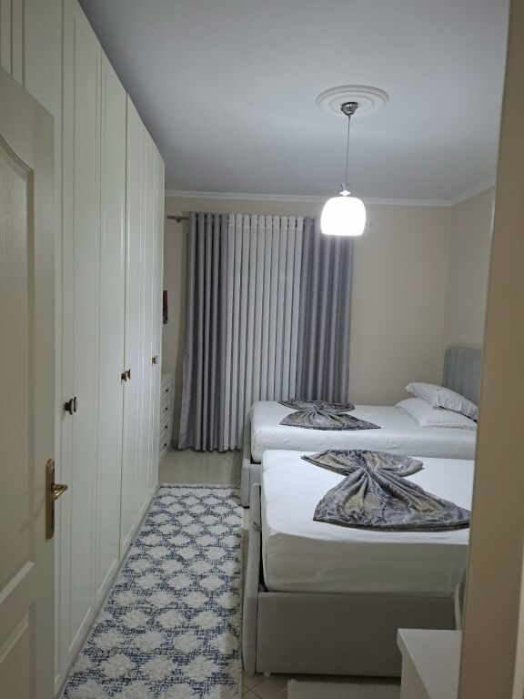 Shitet apartament 2+1 (111.9 m2). Astir-pranë Vila-L, mbrapa Nela 5. Me Hipotekë. Totalisht i mobiluar.