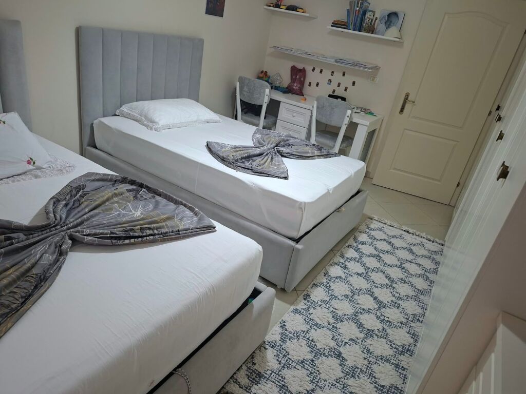 Shitet apartament 2+1 (111.9 m2). Astir-pranë Vila-L, mbrapa Nela 5. Me Hipotekë. Totalisht i mobiluar.
