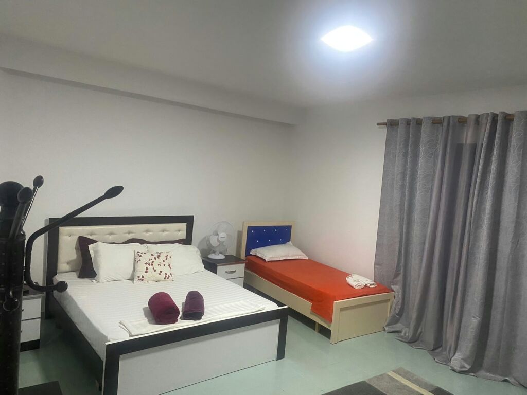 Jepet me Qira Apartament 2+1 për Studentë – Afër Albanian College!
