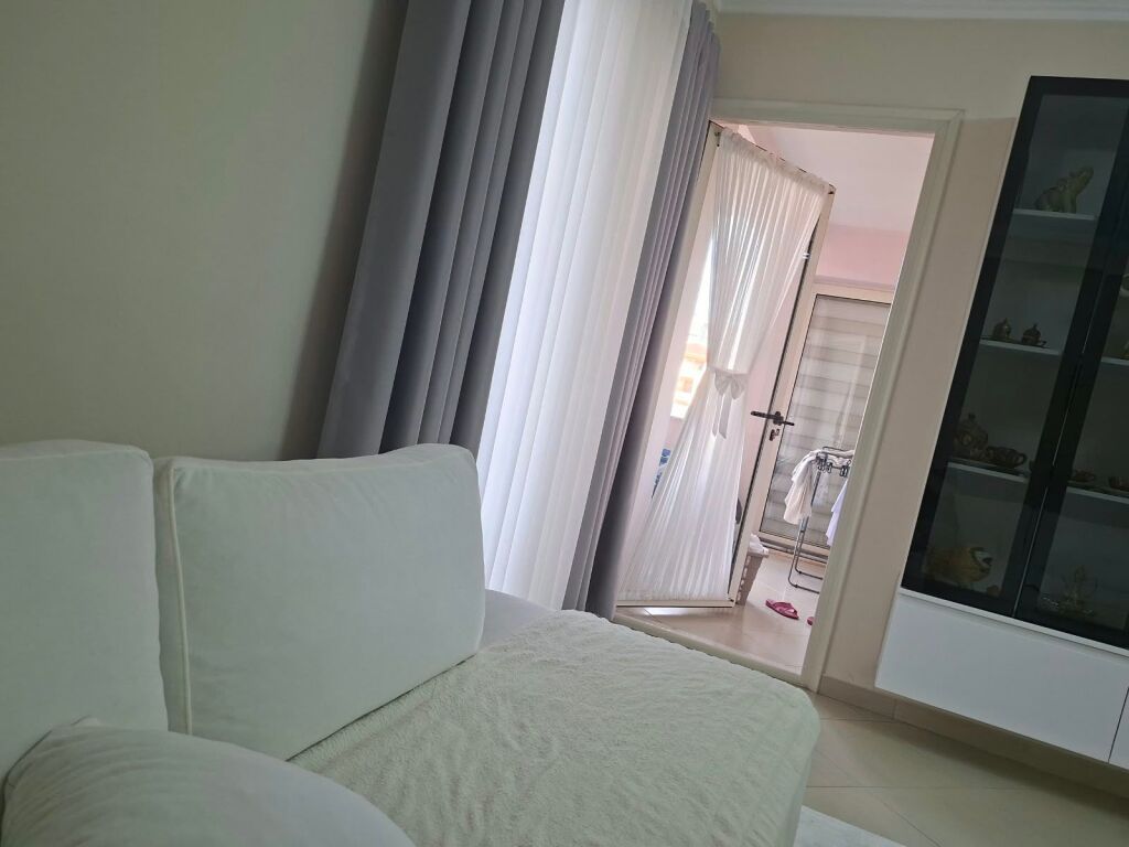 Shitet apartament 2+1 (111.9 m2). Astir-pranë Vila-L, mbrapa Nela 5. Me Hipotekë. Totalisht i mobiluar.