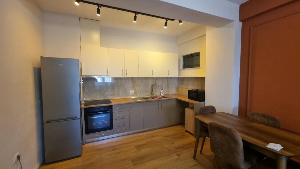 Jepet me qera apartament 1+1, Astir