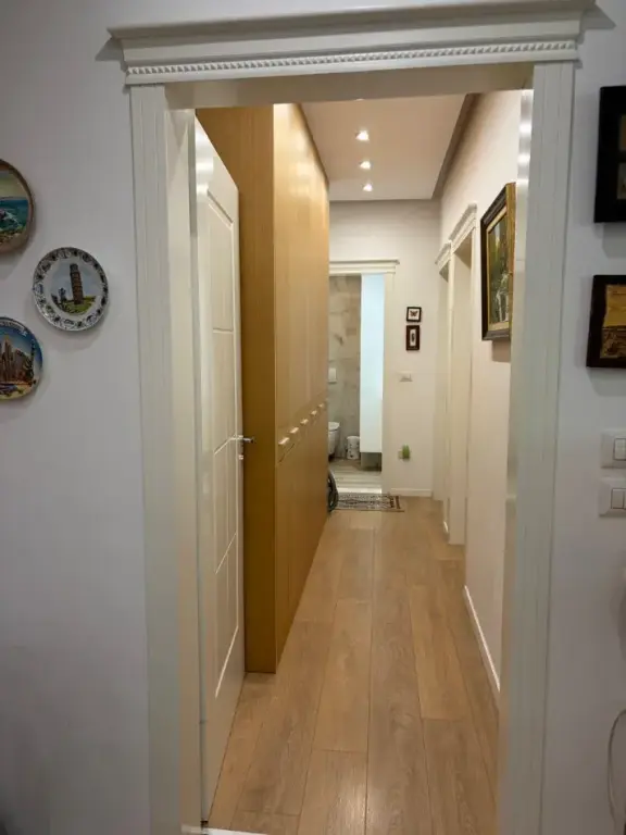 Apartment 2+1 +2 for Rent Myslym Shyri   ✅Entrance Information ; ♦️ Net Area: 100m2 , ✅Organization : ♦️ Living room ♦️ Kitchen ♦️ 2 Bedrooms ♦️ 2 Bathrooms ♦️ 1 Balcony ✅Other details : The apartment is new and renovated  Parking space under the building  6th floor building with elevator 📍Location: Myslym Shyri Near Arben Broci School  Price: 1000€ /month