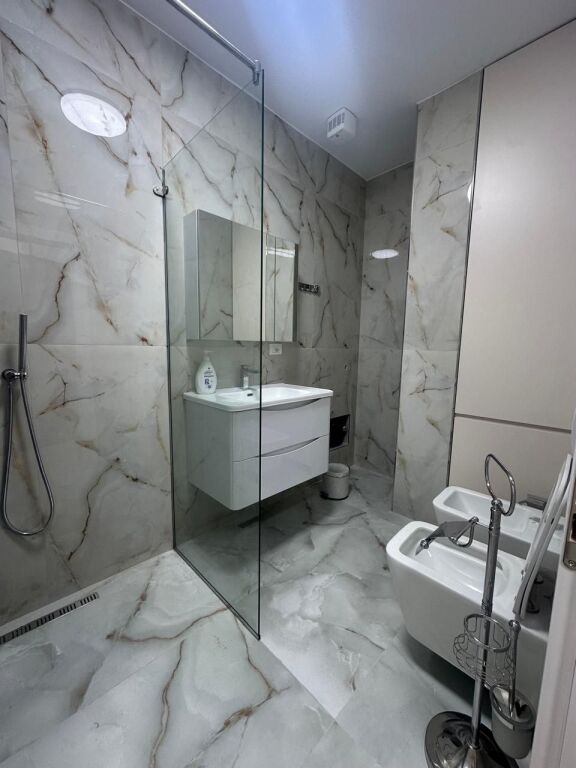 Affitto | Apartament 2 + 1 | Rruga Elbasanit | 1000 €/mese