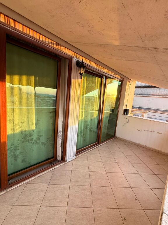 Jepet me qera Apartament i mobiluar 1+1 , Rruga Fortuzi , buze rruges kryesore 500 mije leke 