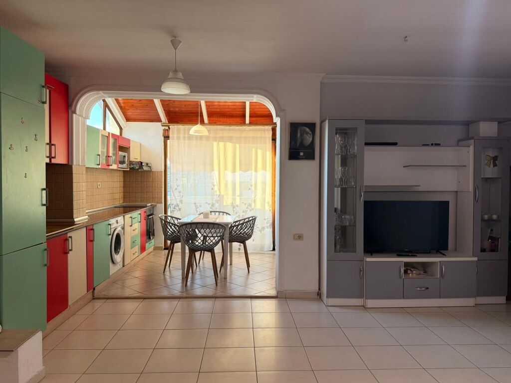 Jepet me qera Apartament i mobiluar 1+1 , Rruga Fortuzi , buze rruges kryesore 500 mije leke 
