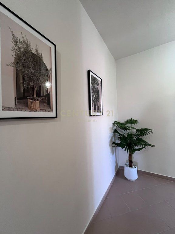Shitet Apartament 2+1+2 në Plazh, Rrota e Kuqe 155,000 €