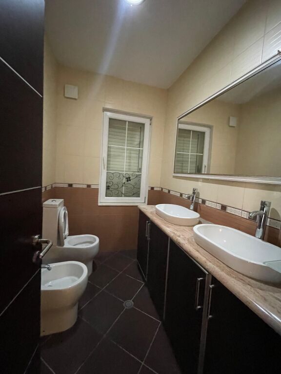 🏡VILË EKSKLUZIVE 4-KATËSHE ME PISHINË PER SHITJE TE AKACIA HILLS✨
