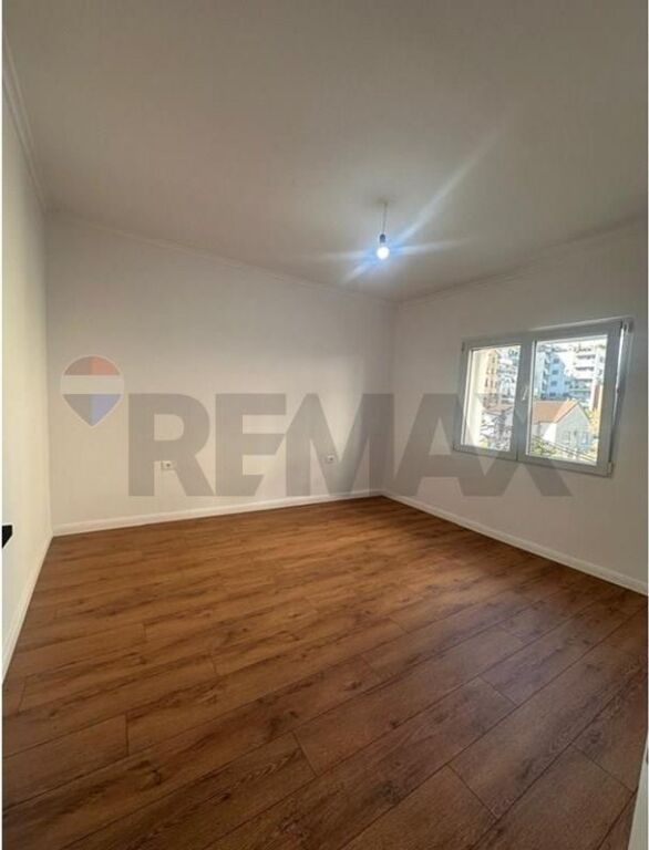 Shitet Apartament 1+1 te Shkolla e Kuqe