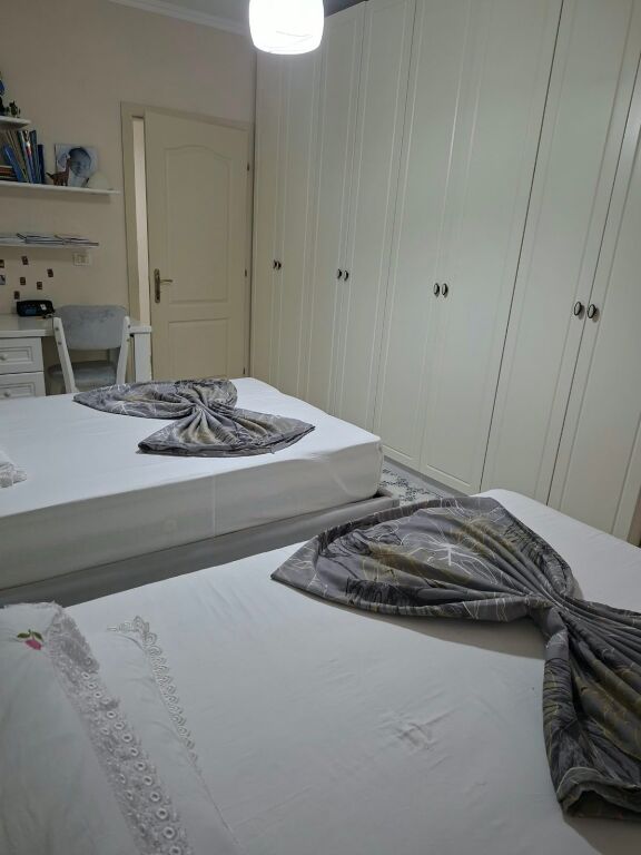 Shitet apartament 2+1 (111.9 m2). Astir-pranë Vila-L, mbrapa Nela 5. Me Hipotekë. Totalisht i mobiluar.