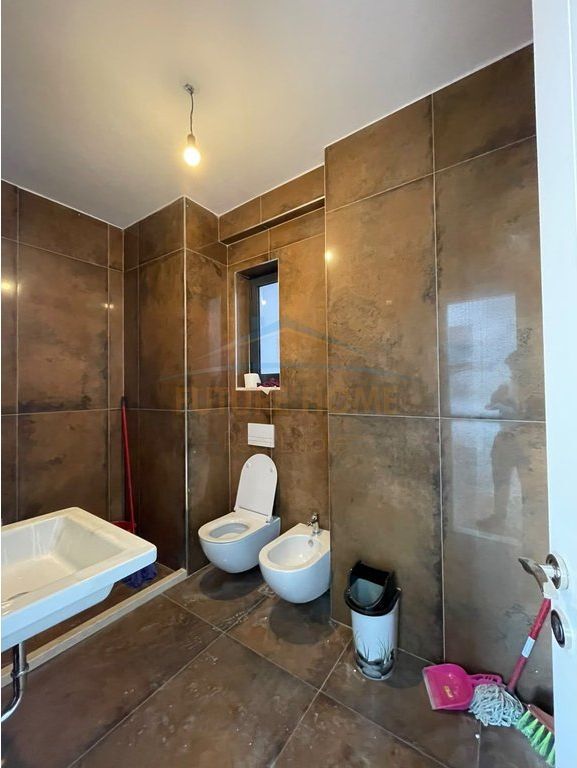 Shitet Apartament 2+1+2+Verandë, Rezidenca Green Harmony, Porcelan.