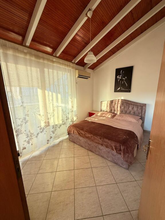 Jepet me qera Apartament i mobiluar 1+1 , Rruga Fortuzi , buze rruges kryesore 500 mije leke te vjetra