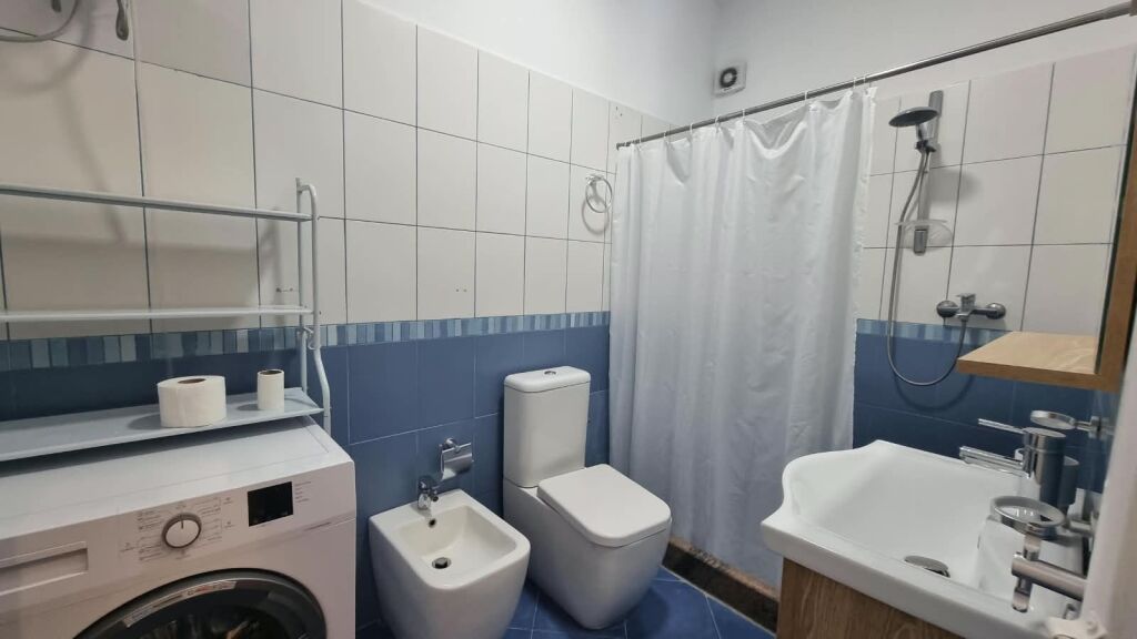 Jepet me qera apartament 1+1, Astir