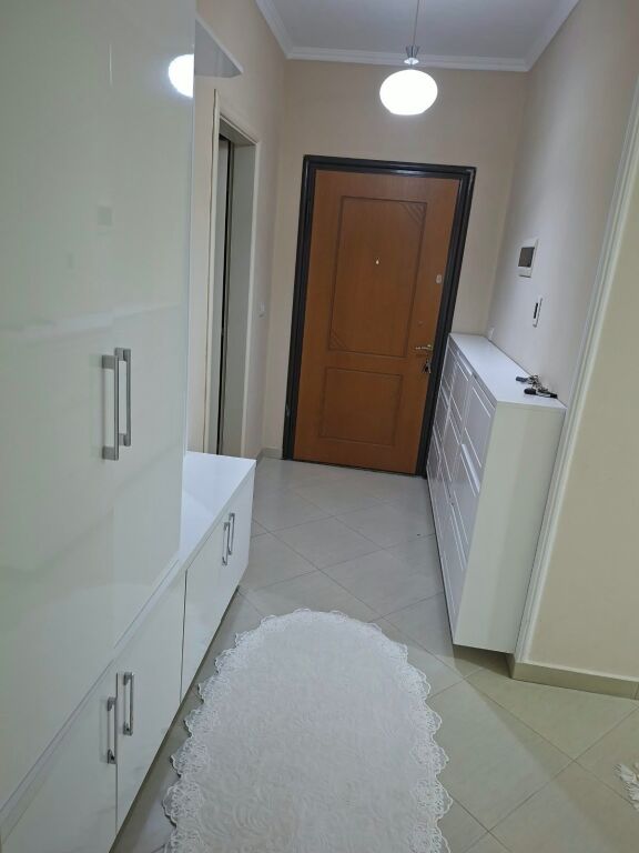 Shitet apartament 2+1 (111.9 m2). Astir-pranë Vila-L, mbrapa Nela 5. Me Hipotekë. Totalisht i mobiluar.
