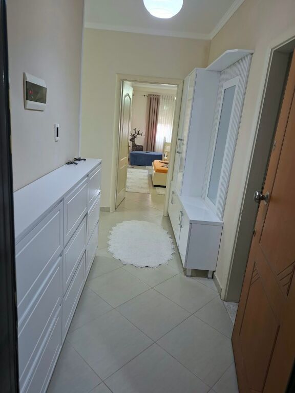 Shitet apartament 2+1 (111.9 m2). Astir-pranë Vila-L, mbrapa Nela 5. Me Hipotekë. Totalisht i mobiluar.