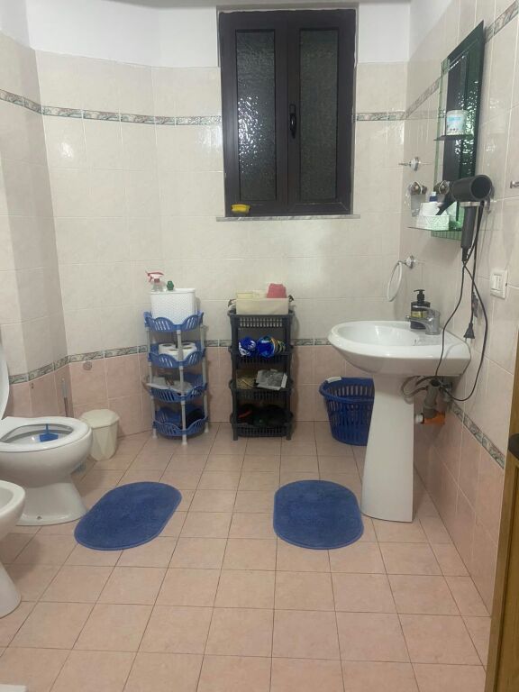 Jepet me Qira Apartament 2+1 për Studentë – Afër Albanian College!
